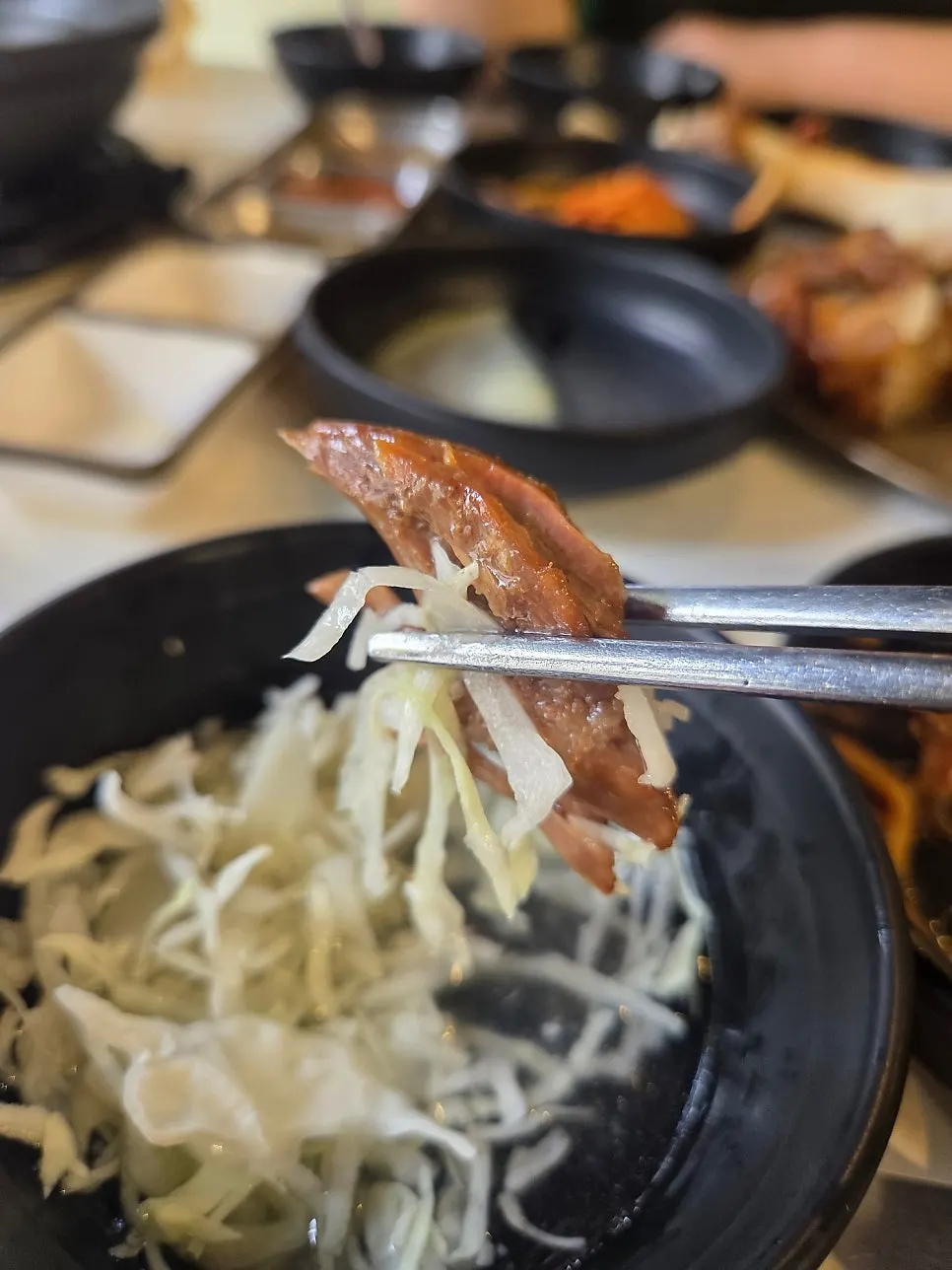 특제 마늘소스와 양배추채