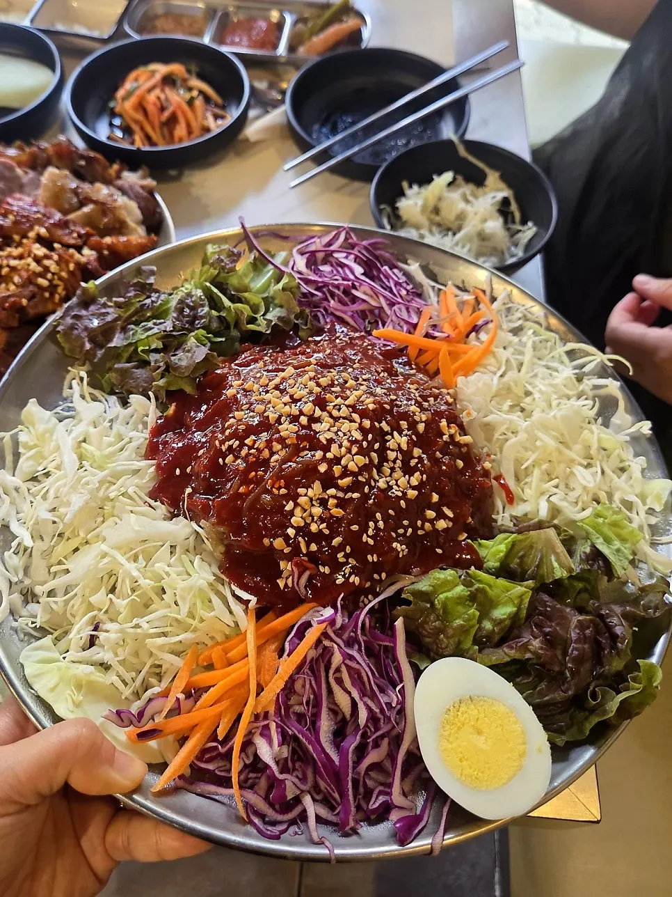 마늘소스에 양배추채를 적셔 족발과 함께 먹는 모습