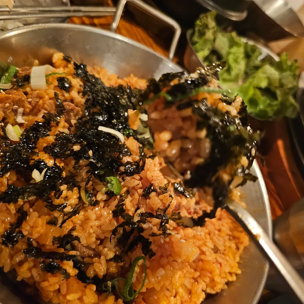 Kkakdugi-bap fried rice served in a wide pan