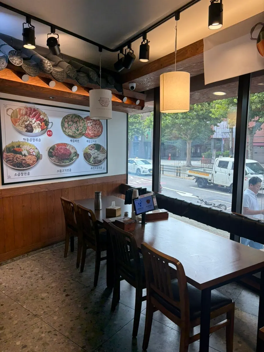 은은한 조명의 육전국밥 서교점 내부 좌석