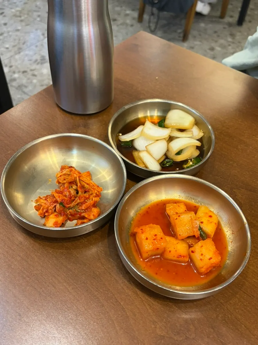 테이블에 놓인 맛있게 먹는 방법 안내