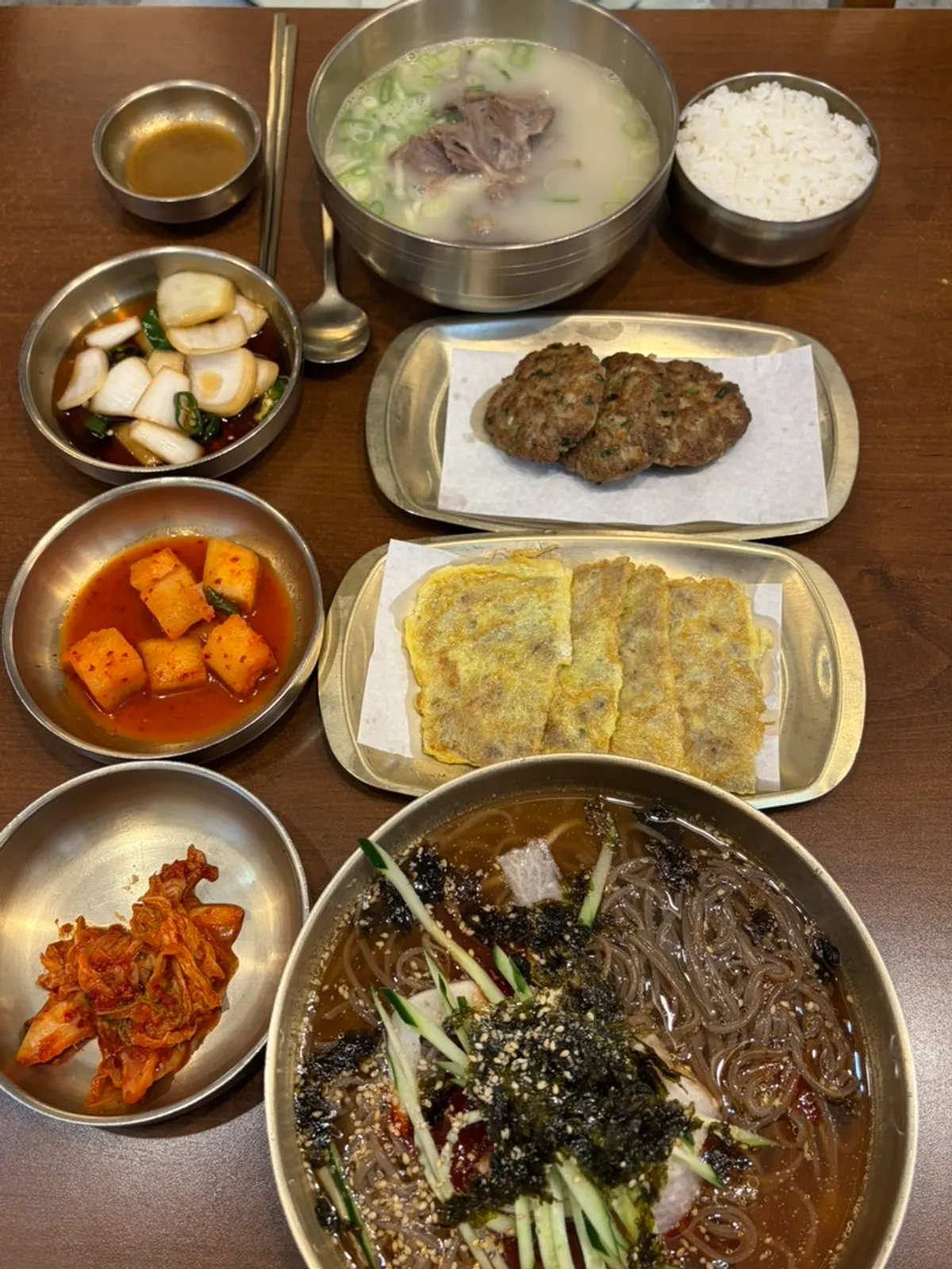 물막국수 정식과 곰탕 정식으로 차린 한 상