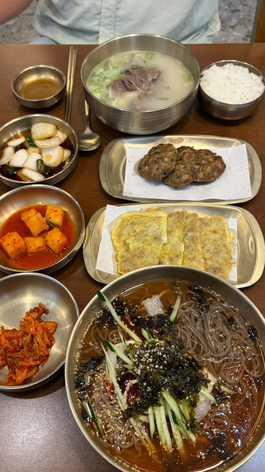정식 두 가지와 전이 함께 놓인 테이블