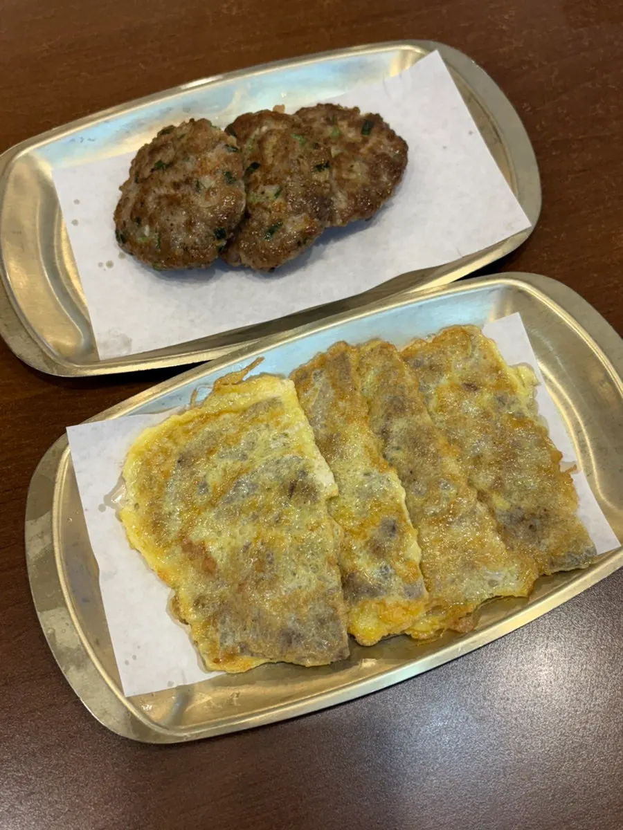 즉석에서 부쳐 나온 육전과 완자전 접시