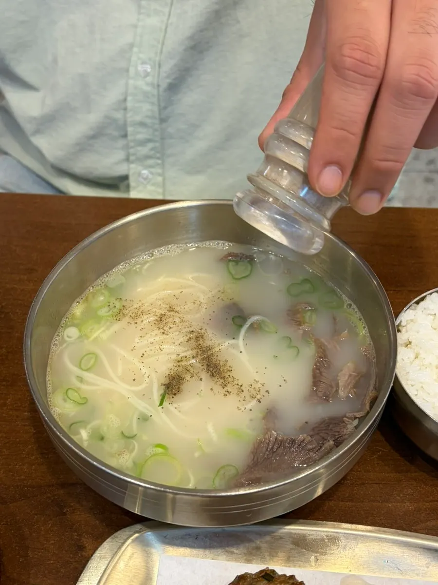 겨자소스에 찍어 먹는 곰탕 고기