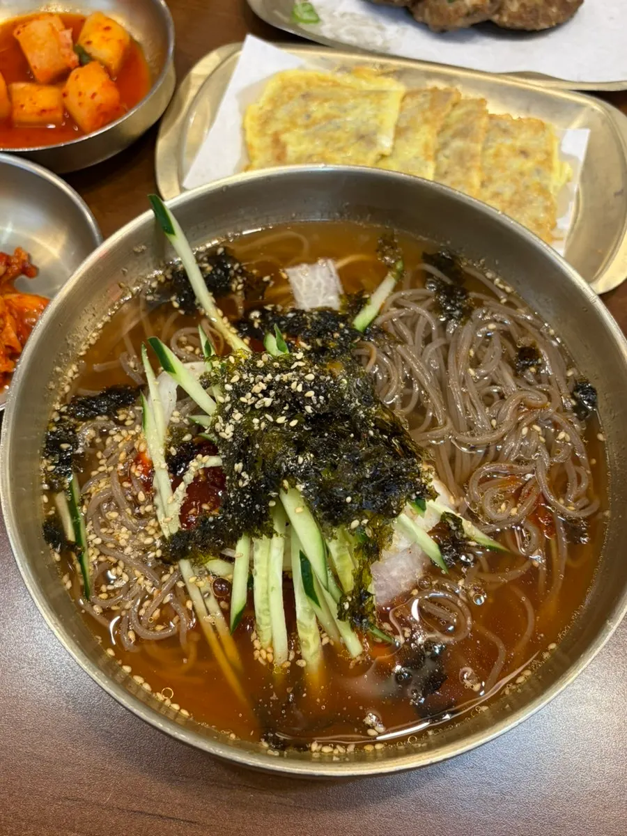 오이와 김가루가 올라간 물막국수