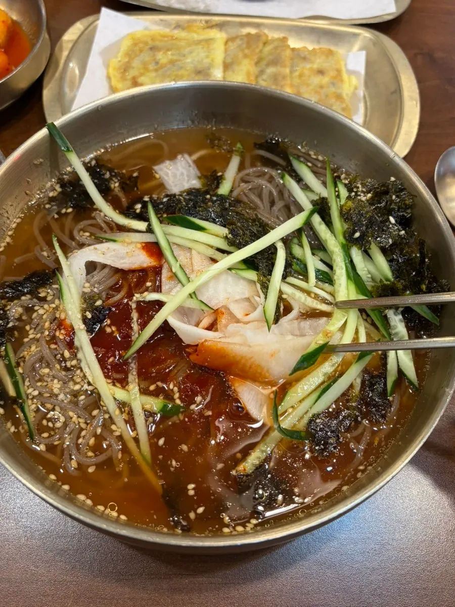 양념을 더하지 않은 물막국수 국물