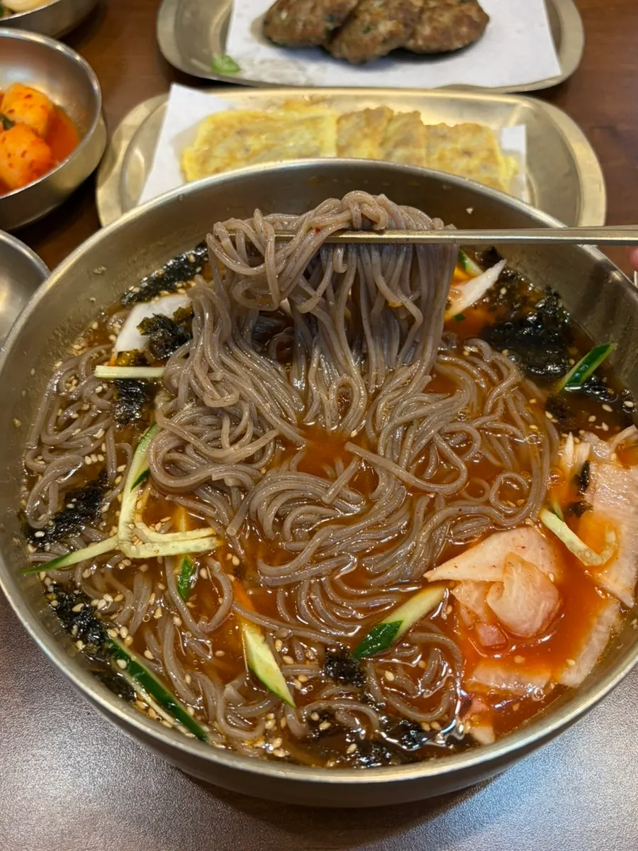 젓가락으로 들어 올린 메밀 막국수 면발