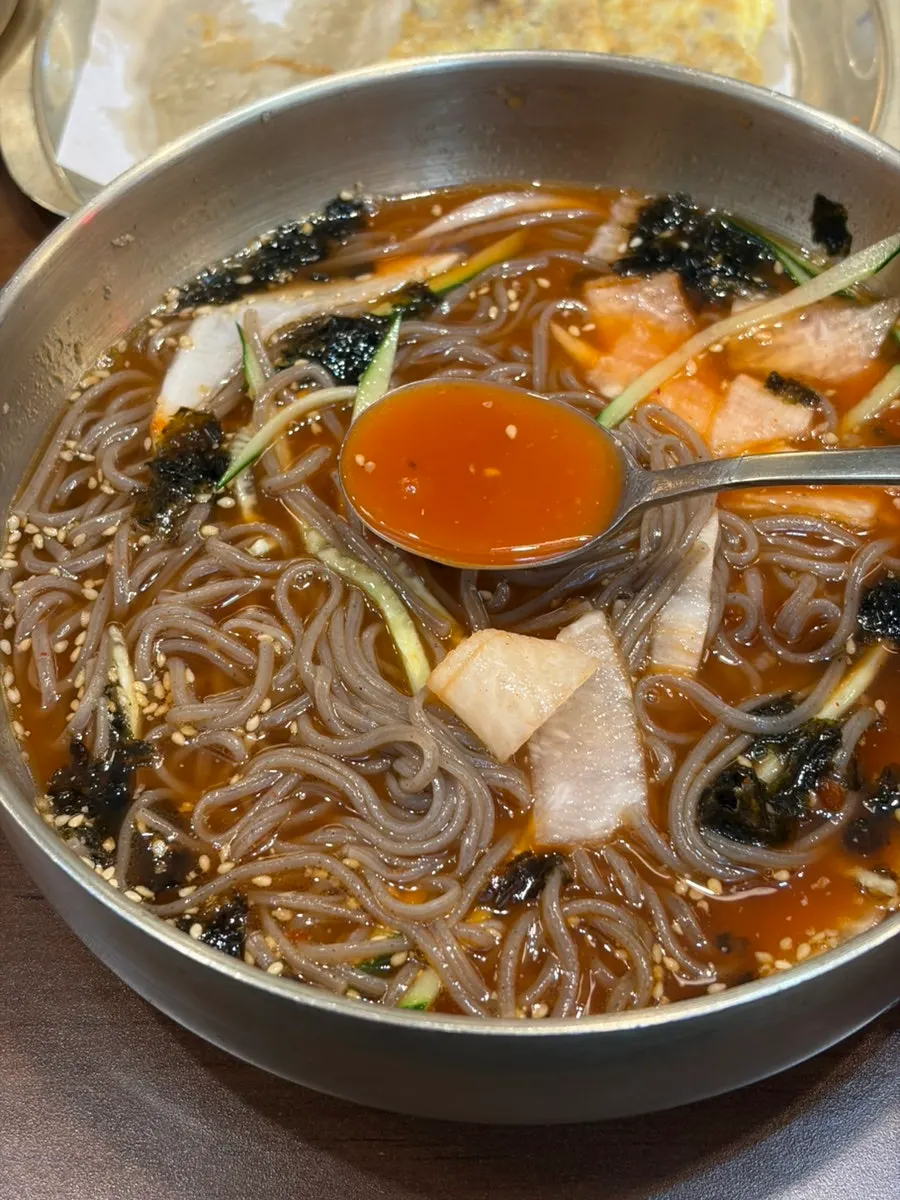 과일소스가 어우러진 물막국수