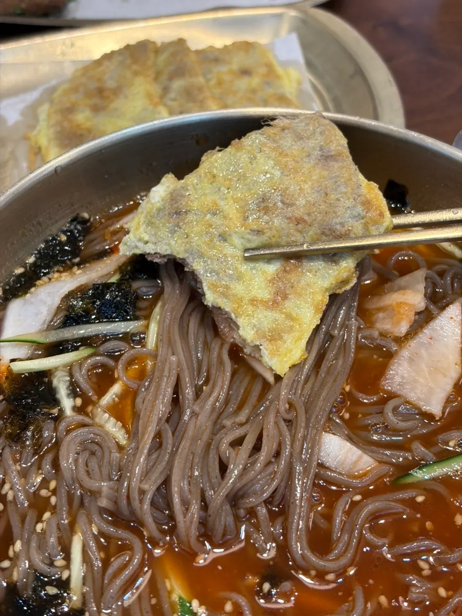 막국수와 육전을 함께 곁들인 한 입
