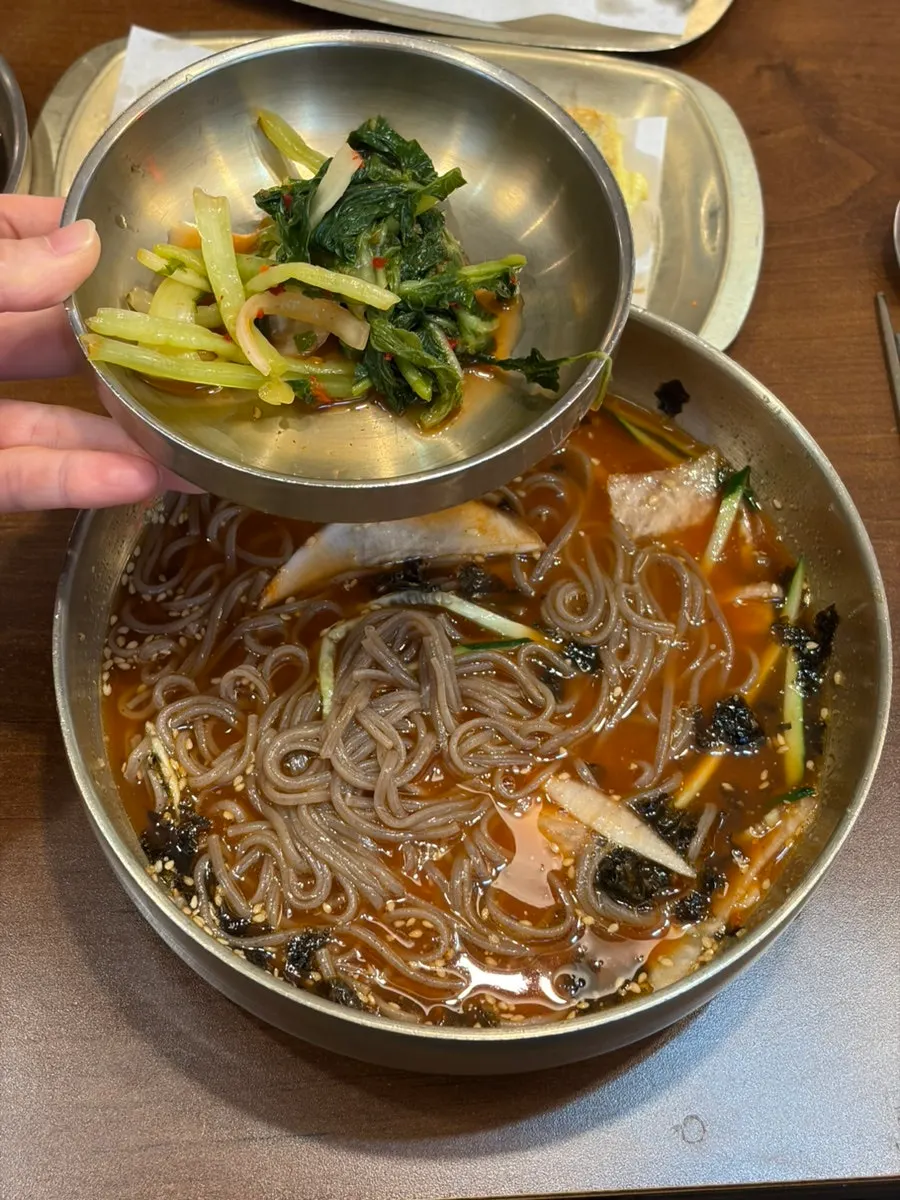 셀프바에서 가져온 열무김치 한 접시