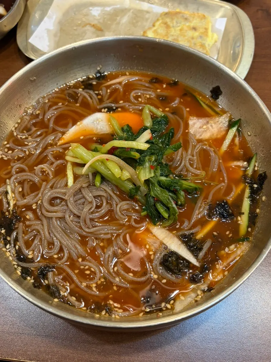 열무김치를 넣은 물막국수