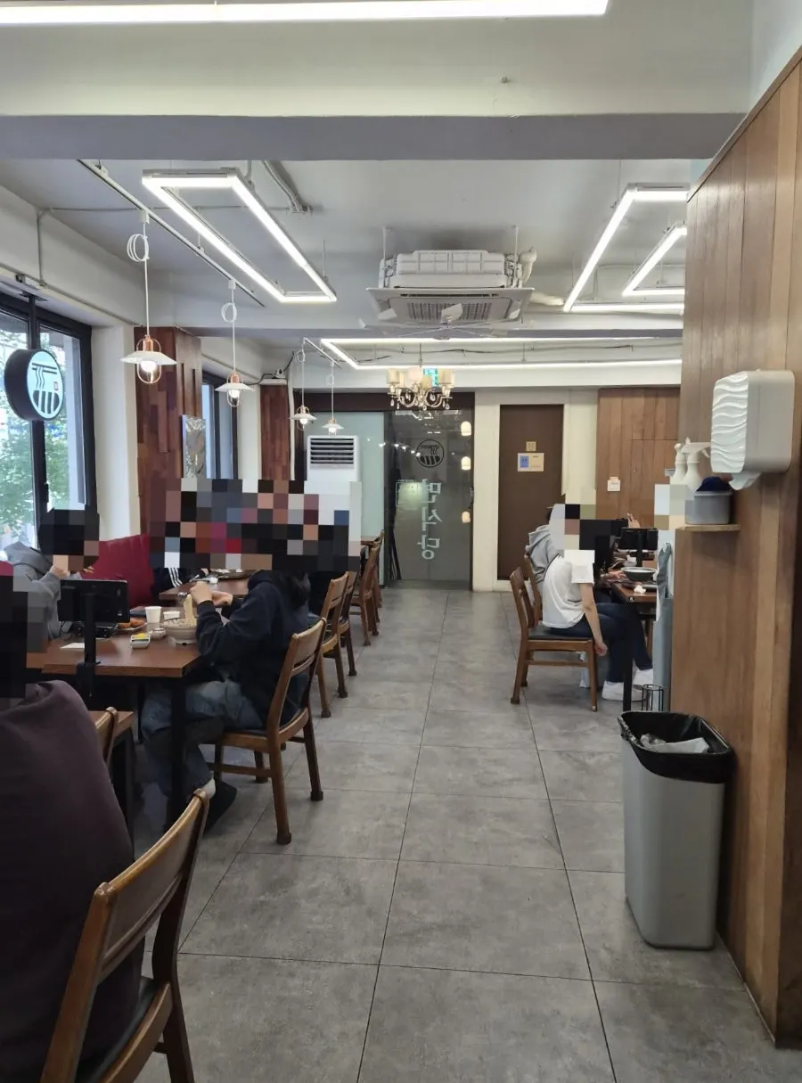 오후 1시 30분 면식당 홍익대점 매장 내부