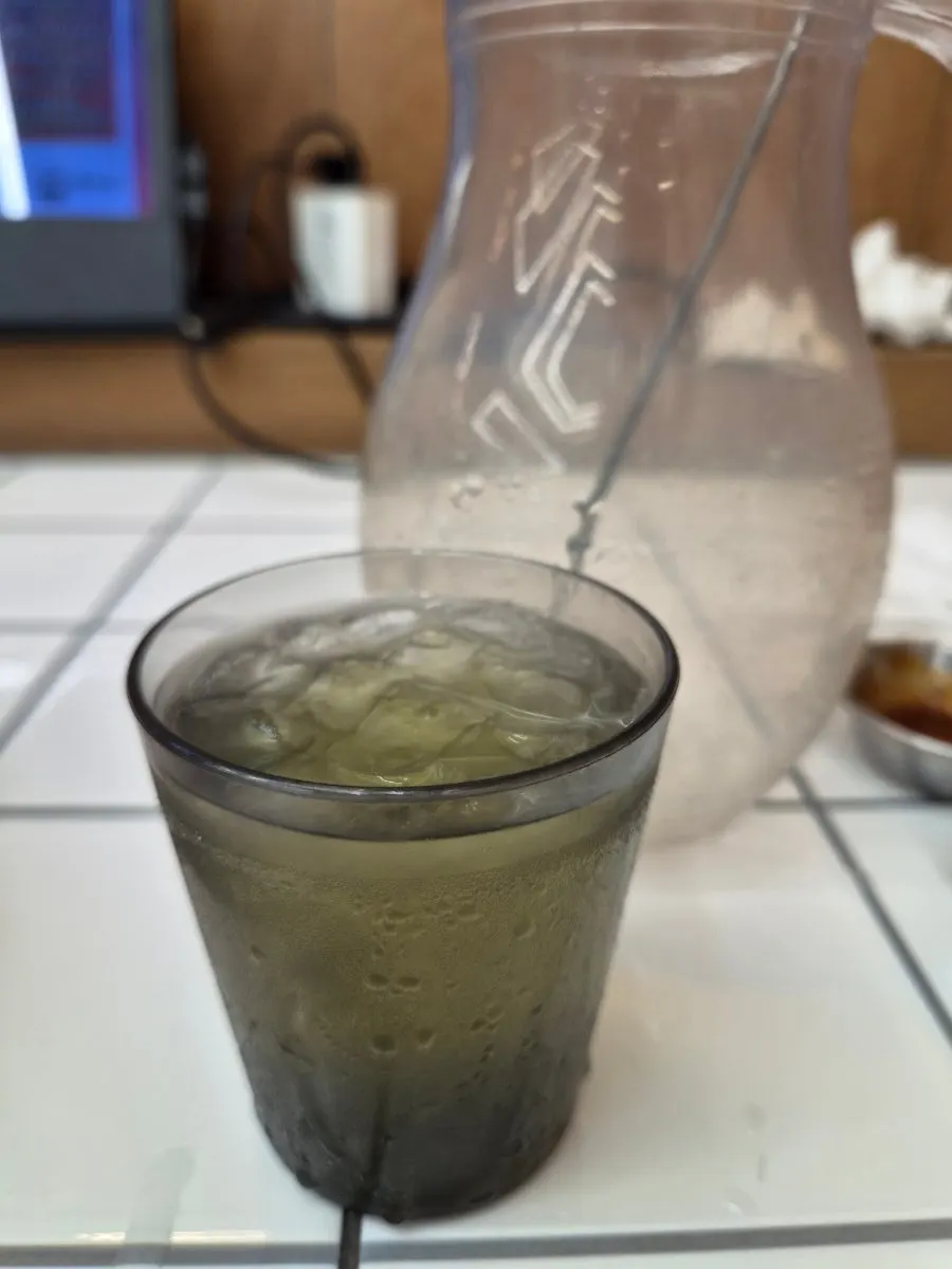 컵 바닥에 남은 샤인머스켓 껍질