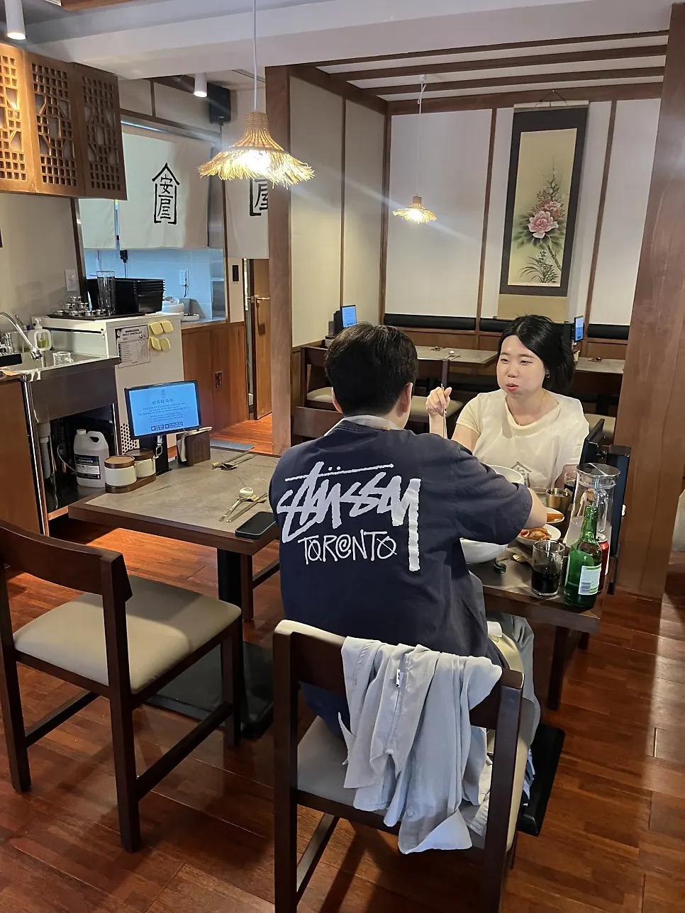 우드톤 가구가 있는 안옥 내부