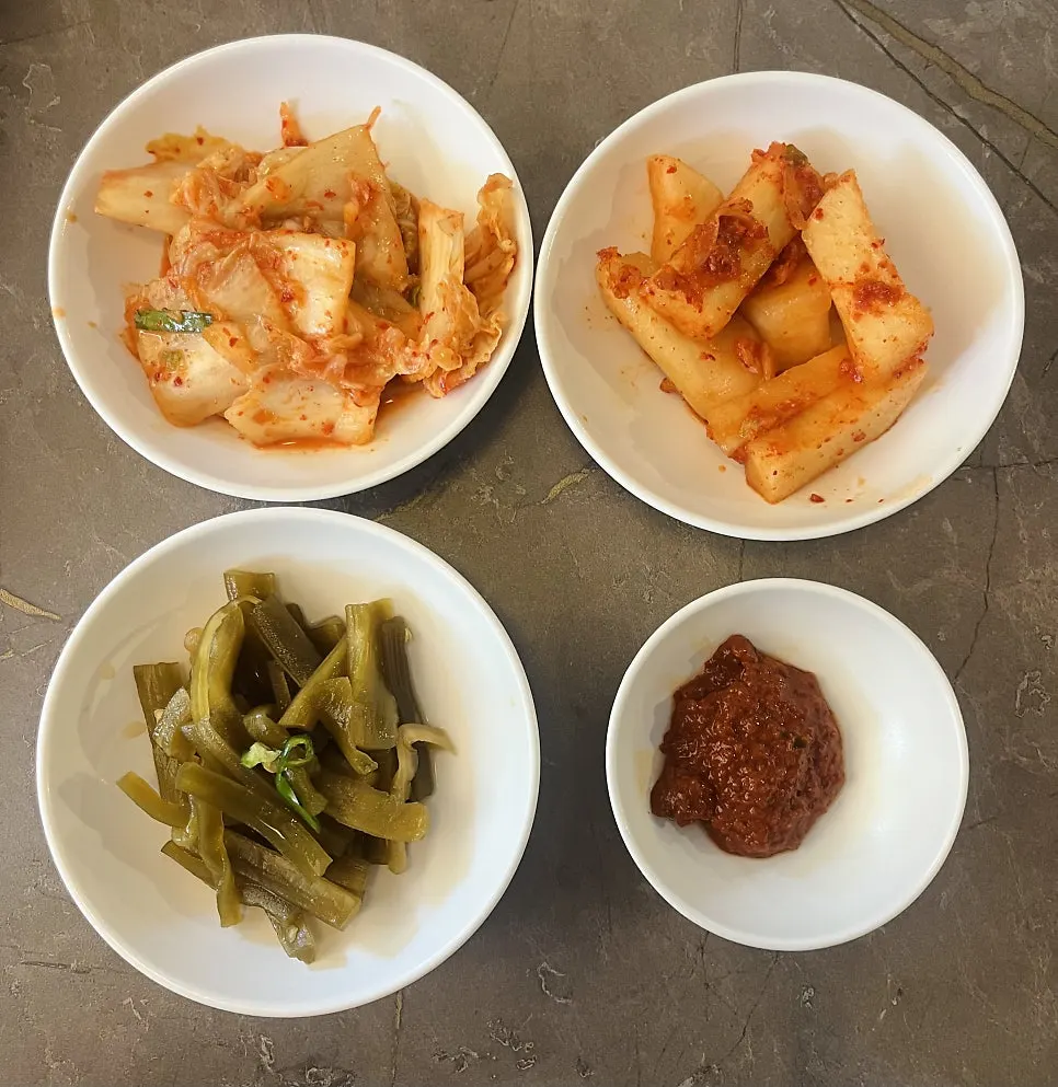 김치와 깍두기 등 기본찬