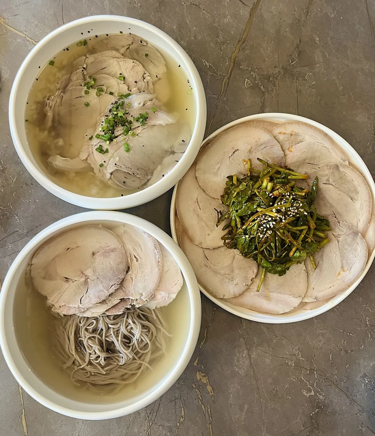 곰탕 냉면 냉제육이 놓인 한 상
