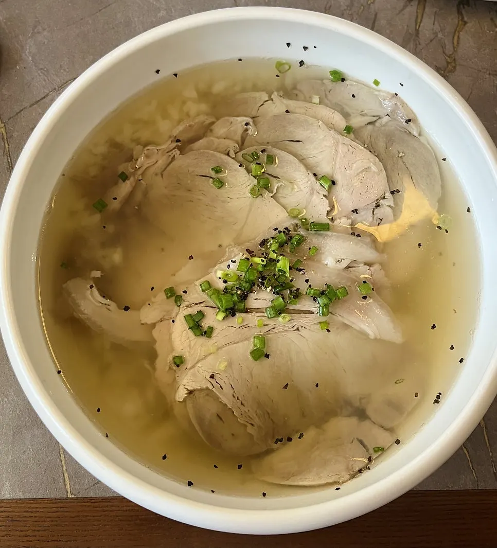 고기가 넉넉한 곰탕과 냉면 상차림