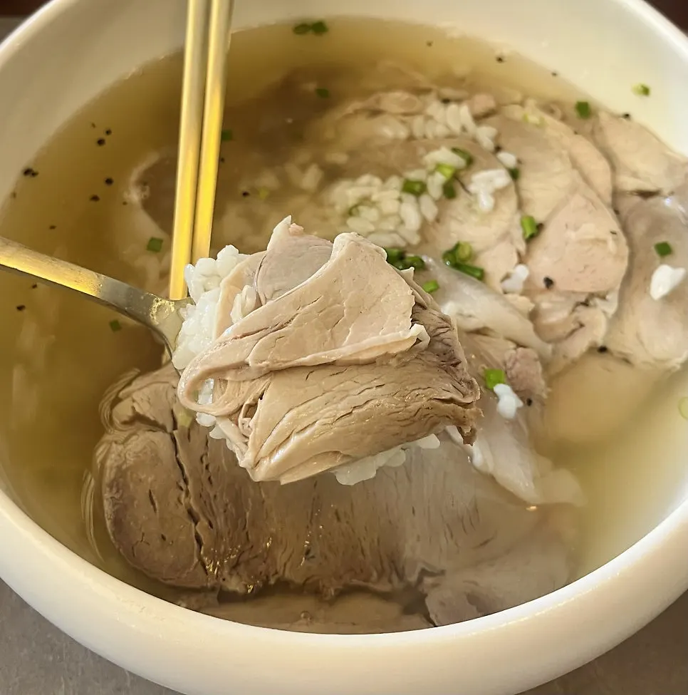 밥이 말아져 나온 맑은 돼지 곰탕