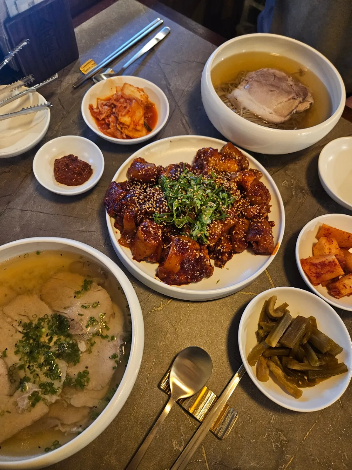 A full spread of Pyongyang naengmyeon and gomtang at Anok