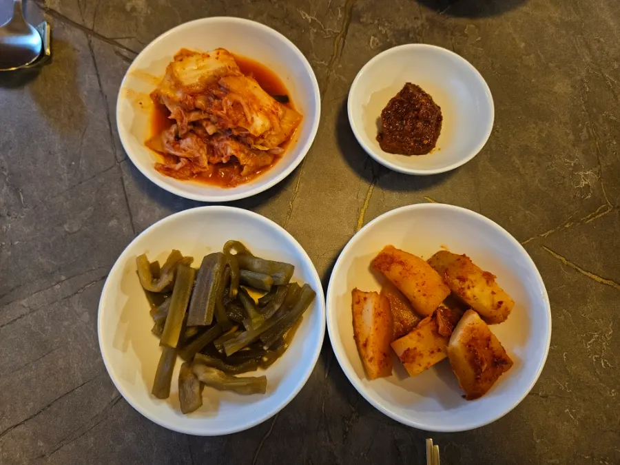Pyongyang naengmyeon and gomtang ordered at Anok