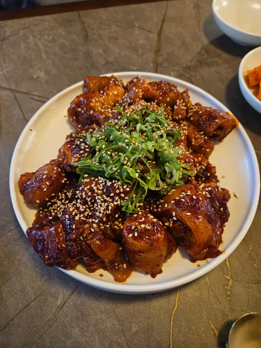 Braised pork tail served with seasoning