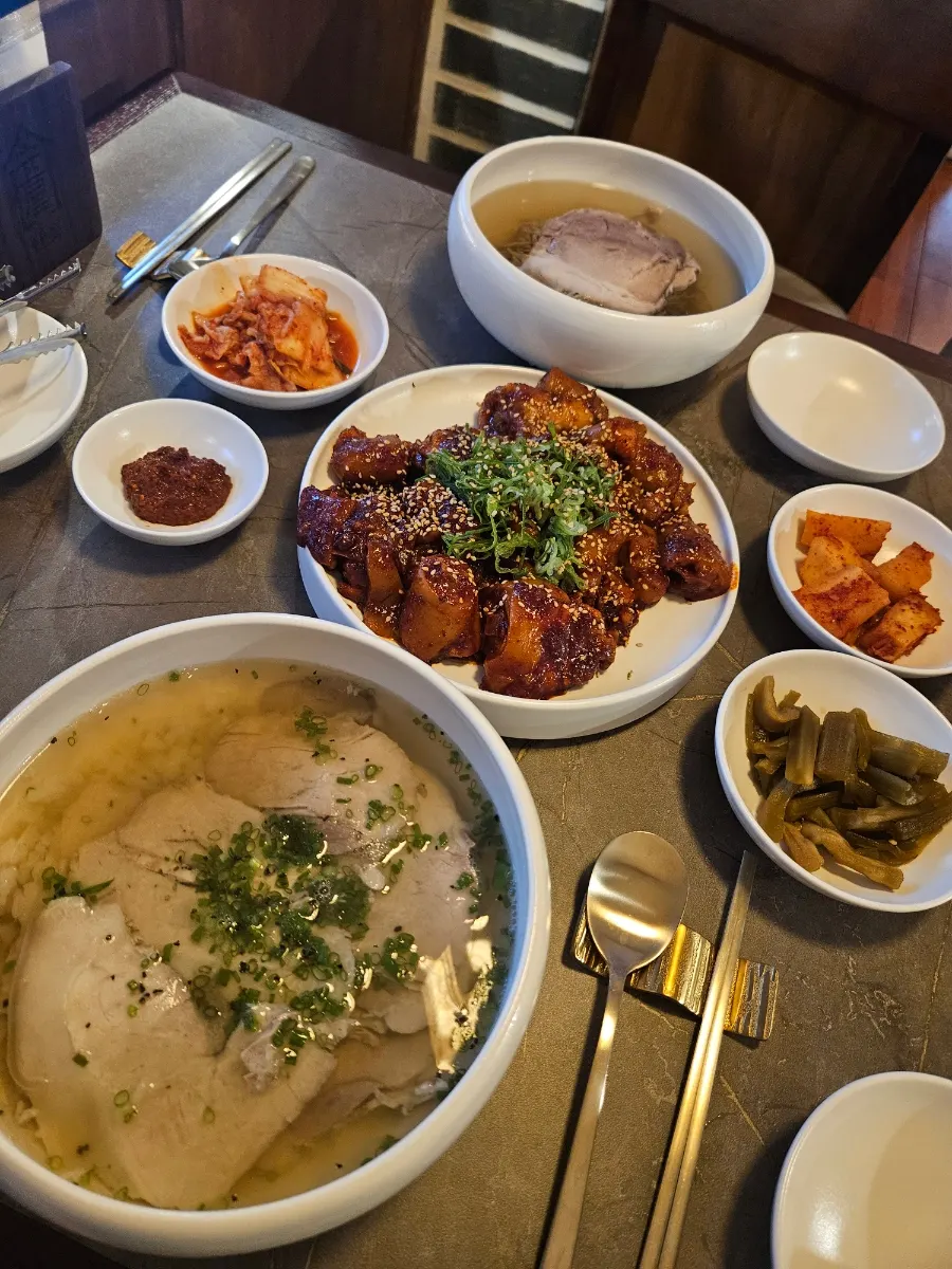 Anok Korean dishes chosen for lunch in Hongdae