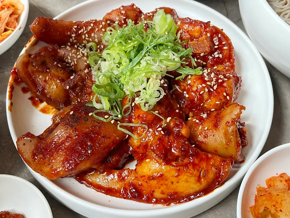 매콤한 양념의 돼지꼬리찜