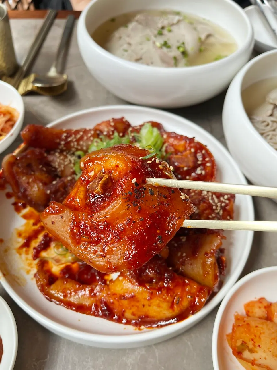 양념을 입힌 돼지꼬리찜
