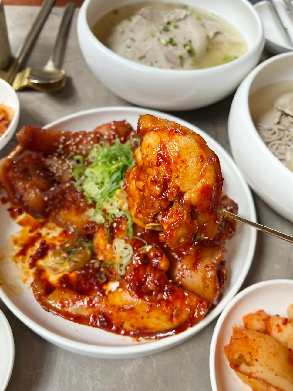 쫄깃한 돼지꼬리찜 메뉴