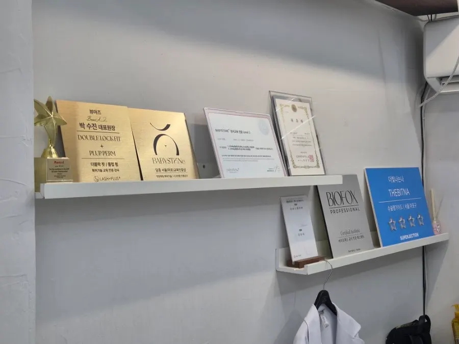 반계단 위 뷰아즈 홍대 매장 입구