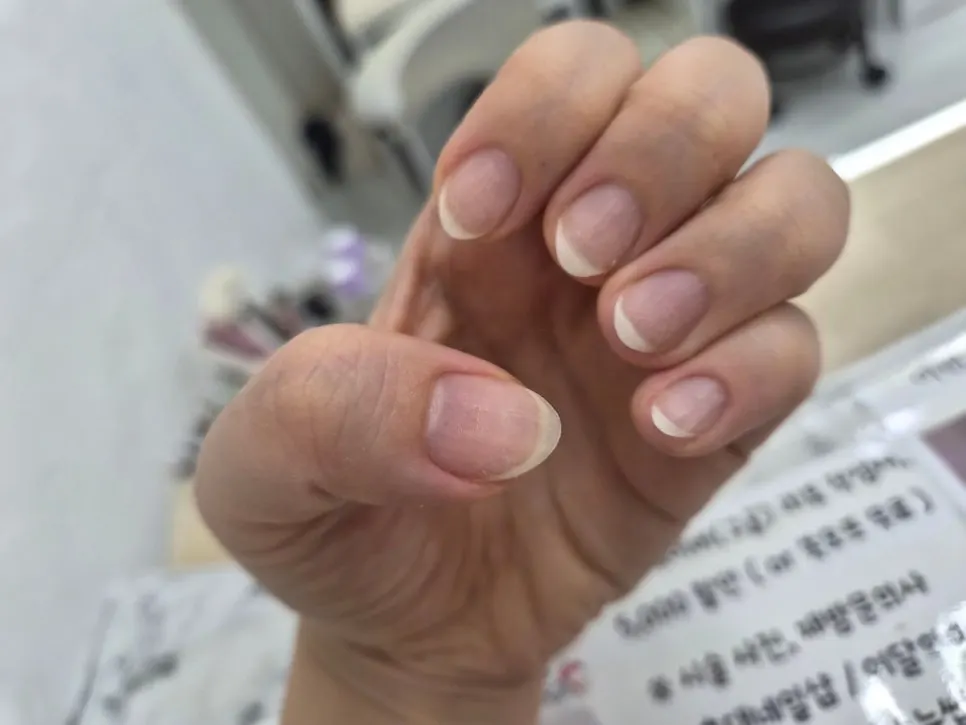 꼼꼼하게 진행 중인 손톱과 큐티클 관리
