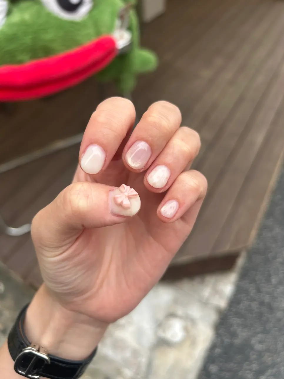뷰아즈 홍대에서 받은 여리여리 리본 네일