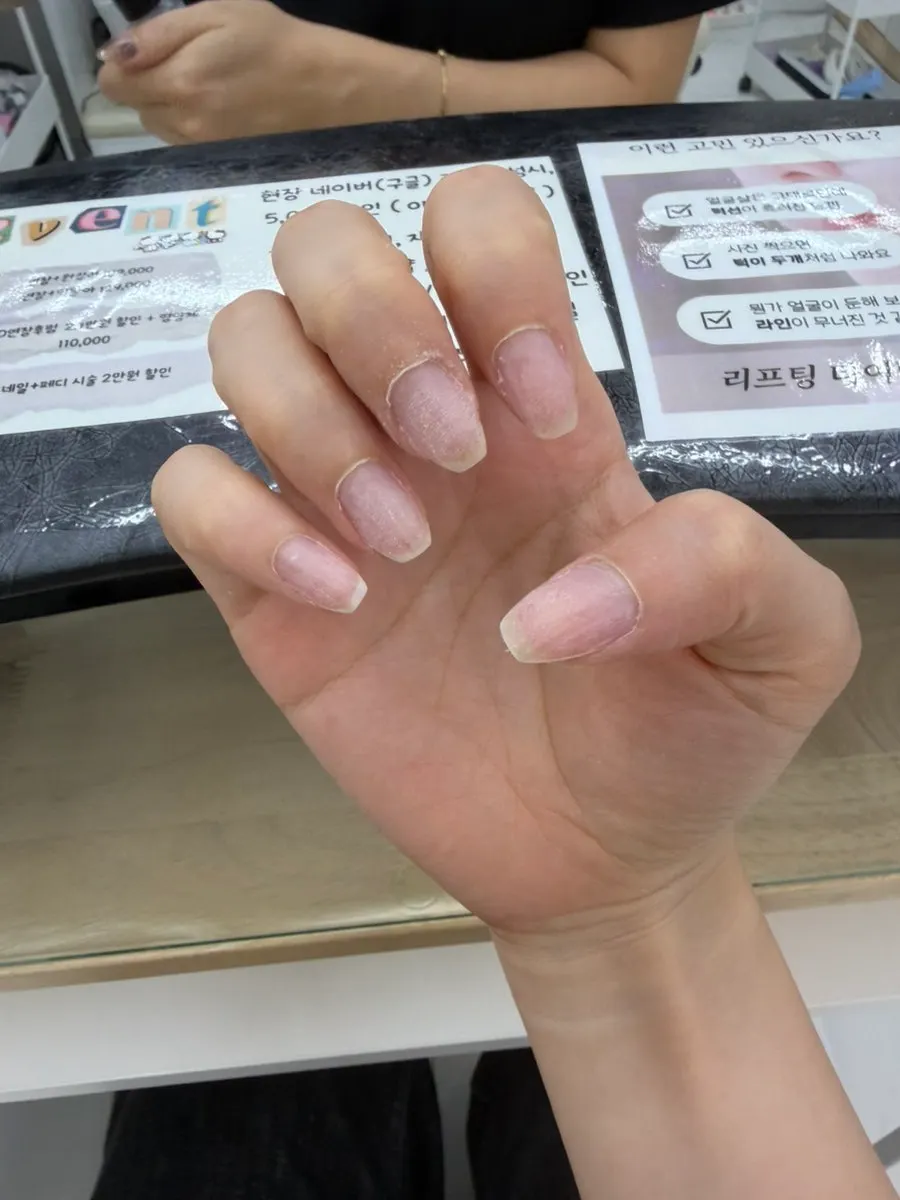 쉐입 확인 중인 손톱 클로즈업
