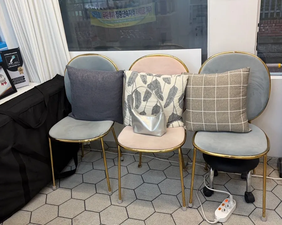 Gold-framed velvet waiting seats