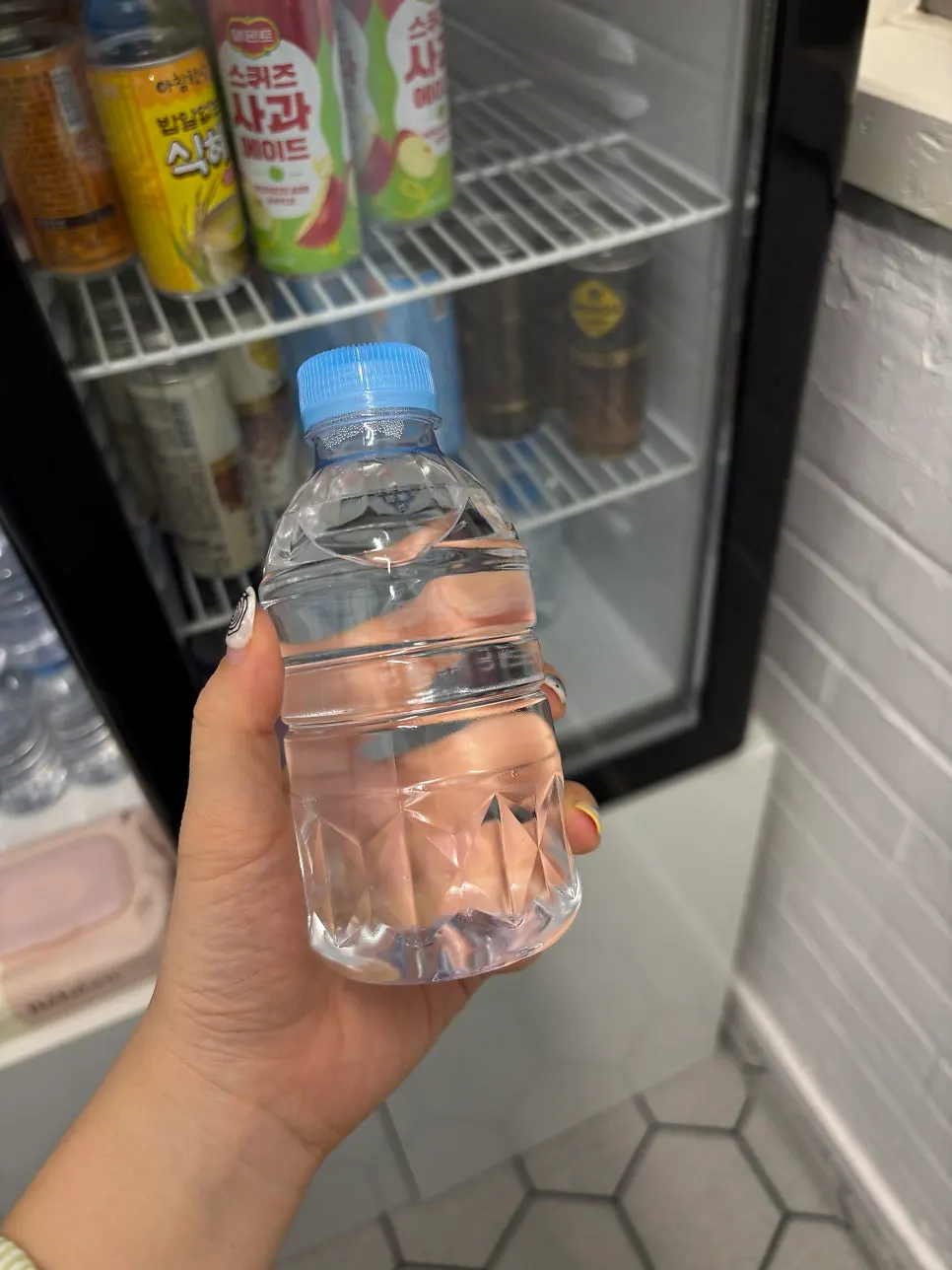 대기 중 마실 수 있는 음료와 생수