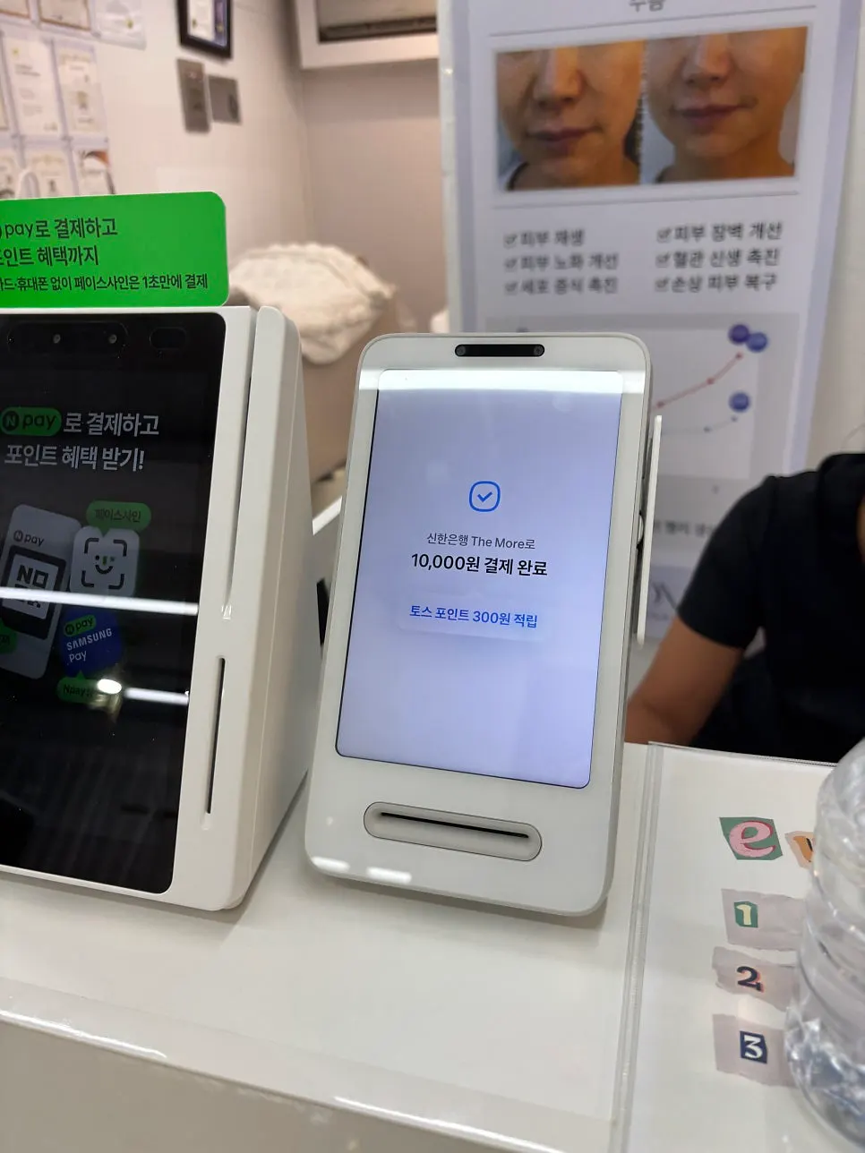 완성된 체크 패턴 네일 클로즈업