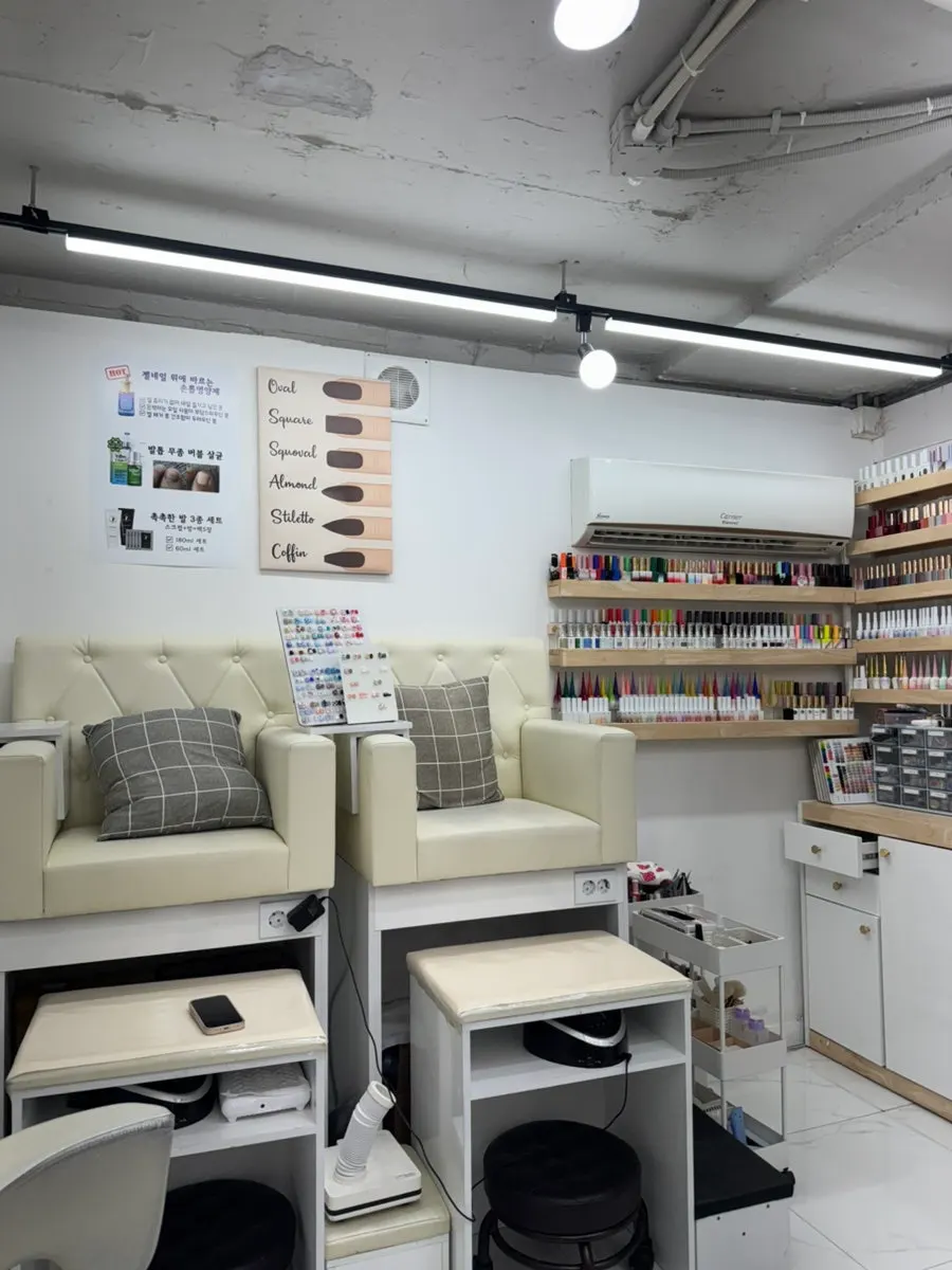 Nail service area at Byuazeu Hongdae