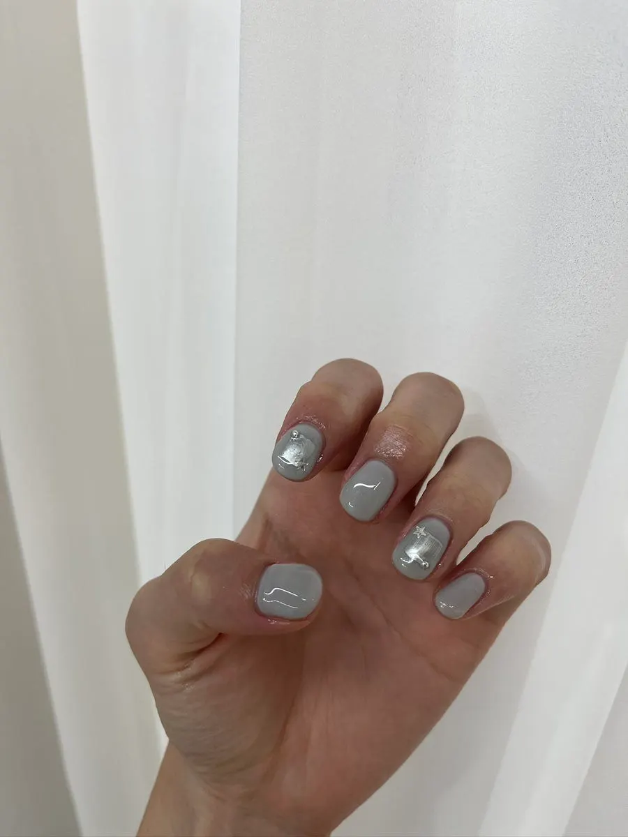 The finished gray-colored monthly art gel nails