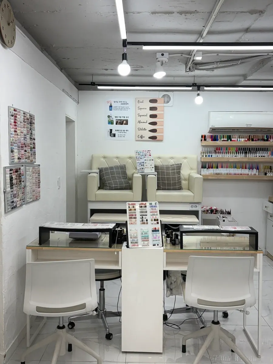 Treatment space with nail tables at Byuazeu