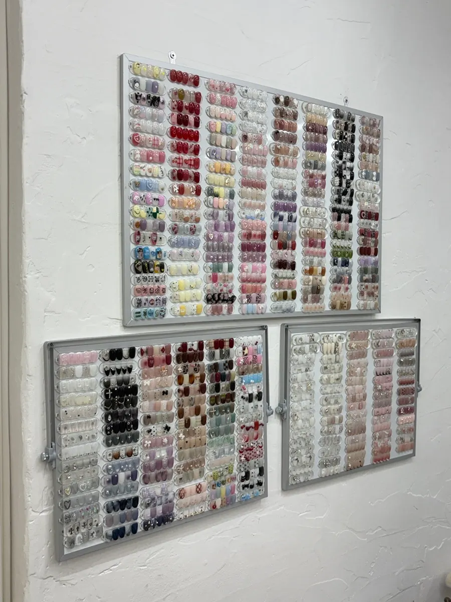 Display of nail design sample tips