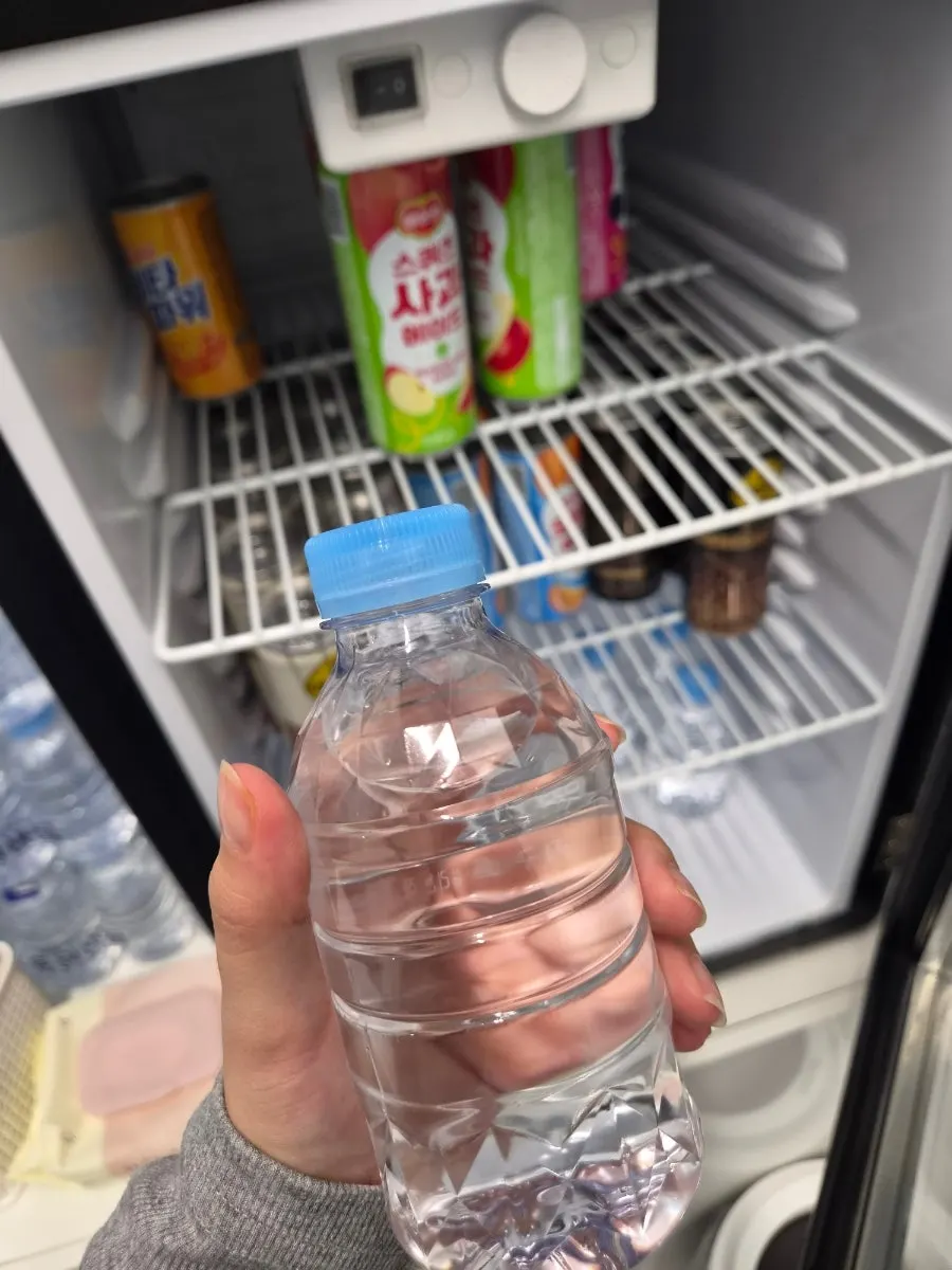음료 챙겨 앉은 네일 시술 자리