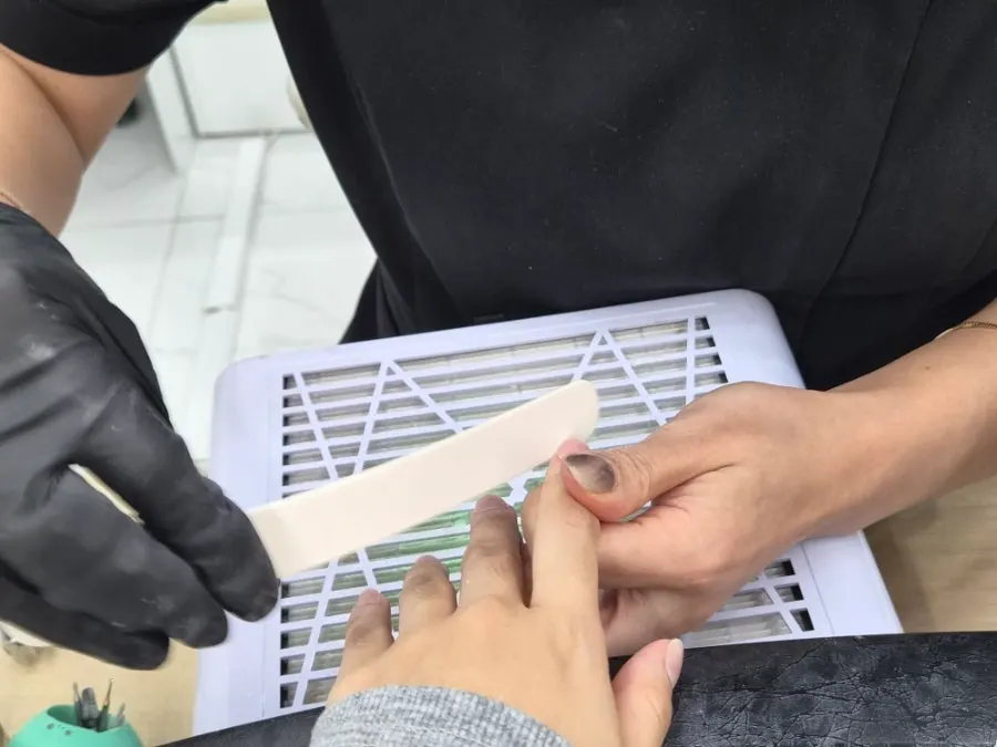 네일 파일로 아몬드 쉐입을 잡는 모습