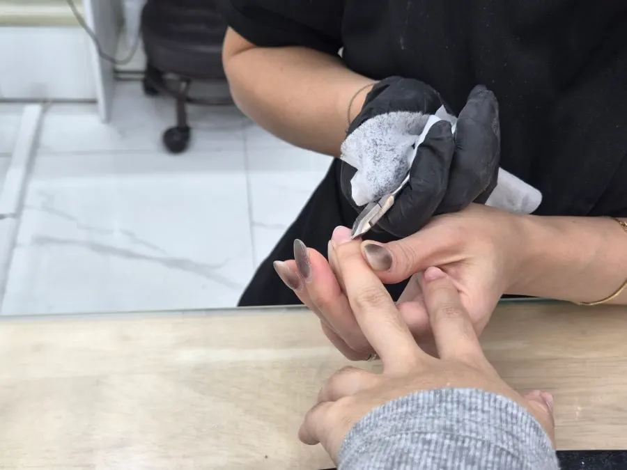 니퍼로 거스러미를 정리하는 손톱 케어