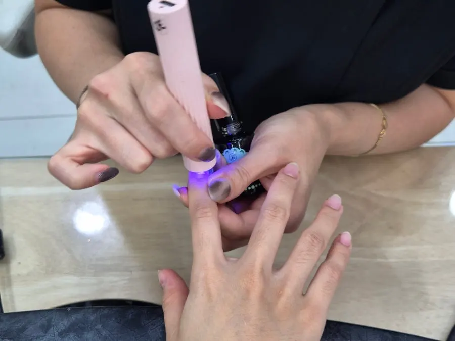 손톱 하나씩 개별 큐어링하는 모습