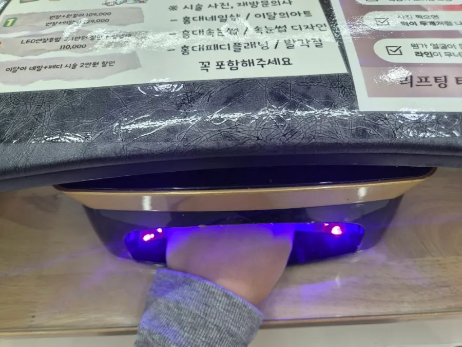 유리알처럼 반짝임이 올라온 장미빛 자석네일