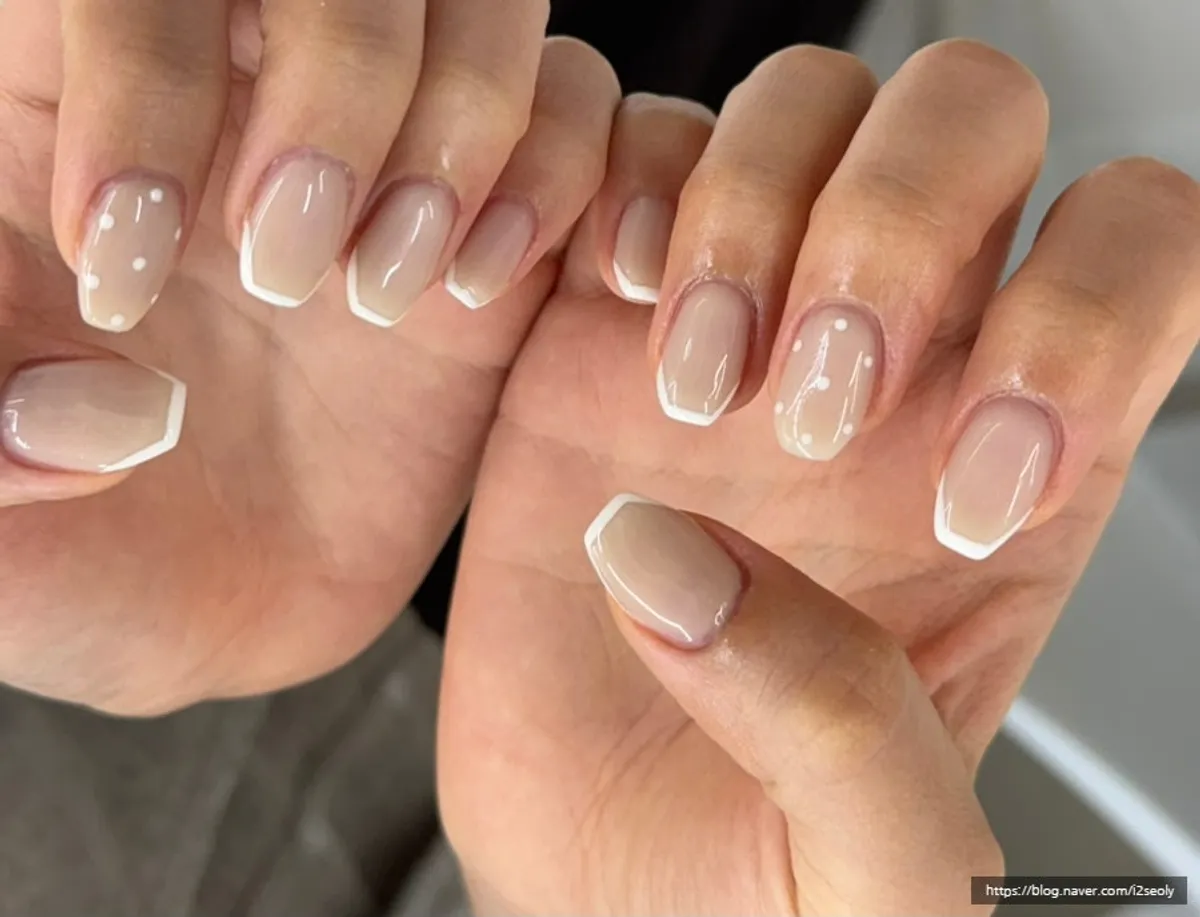누드톤 프렌치로 완성된 가을 젤 네일