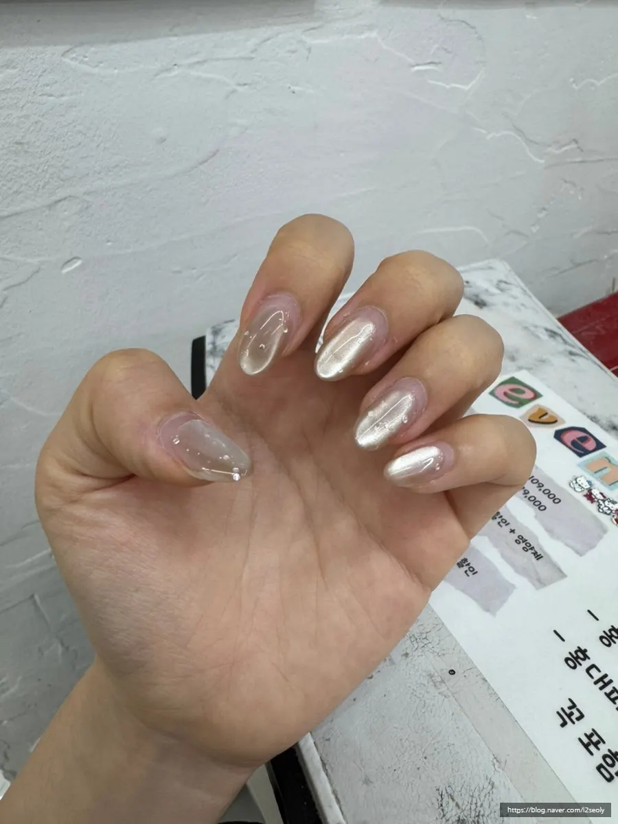 시술 전 길게 자란 젤 네일 손톱