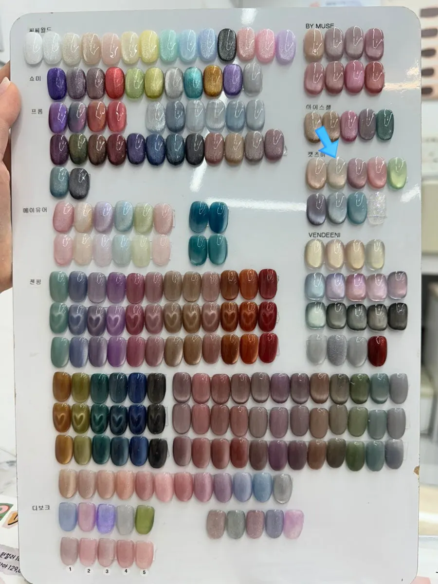 2주 된 붉은 네일 제거 전 손