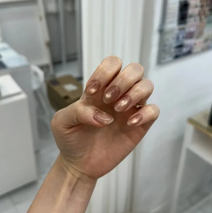 오발 쉐입으로 잡은 손톱 모양